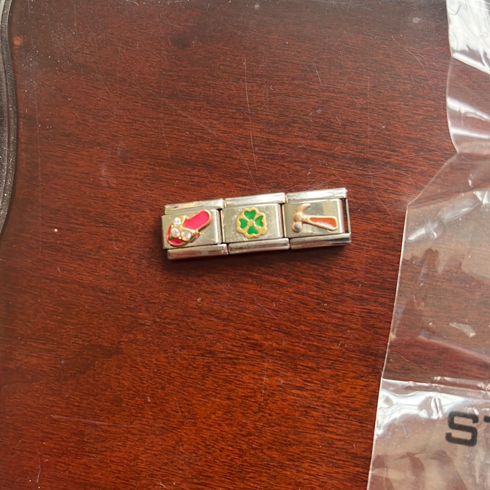 Uno Domani charms